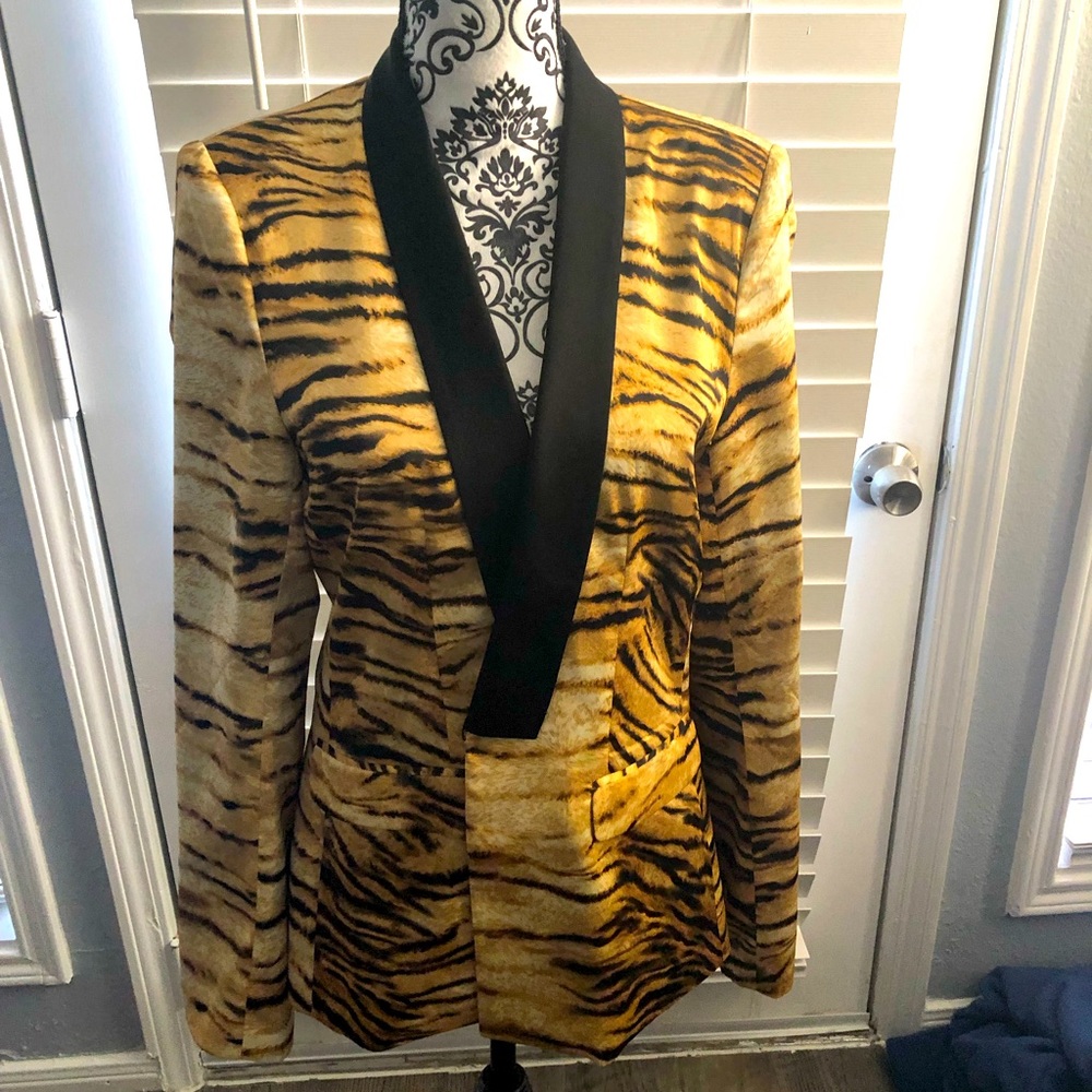 Beautiful soft no button animal print jacket. Size 12